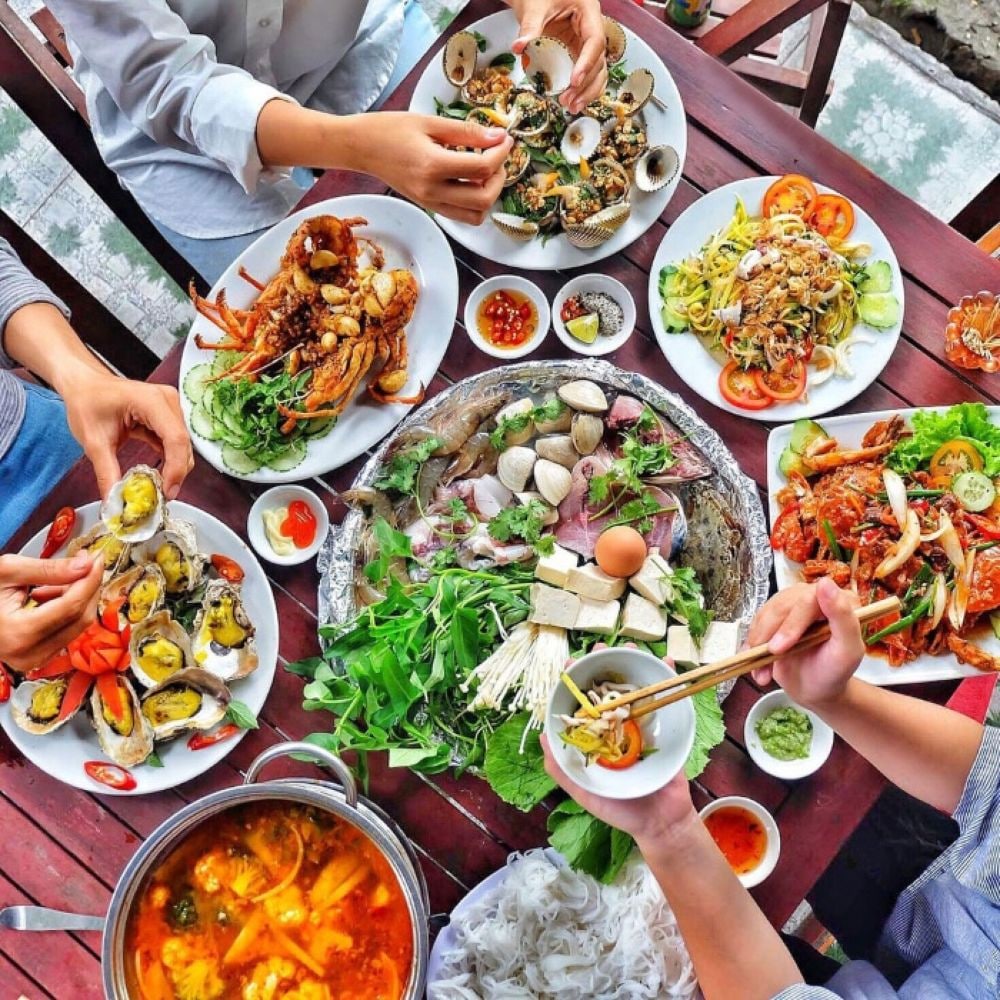 Đến Bình Thuận, bạn có thể thưởng thức hải sản tươi ngon và nhiều món đặc sản hấp dẫn khác